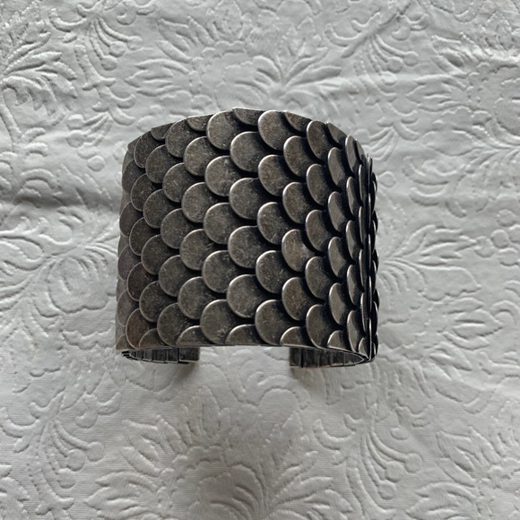 Jewelry - 🔥HOST PICK🔥 Dark Silver Cuff/Bracelet with scales